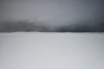 雪域地平线的灰度摄影